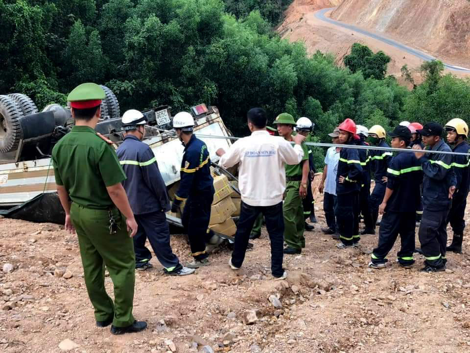 Vietnamese officers rescue tipped-over truck carrying explosives