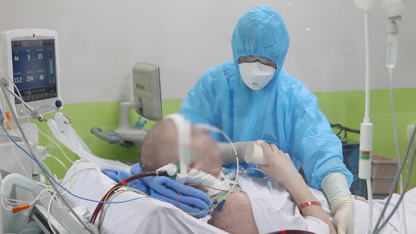 Vietnam doctors give green light to remove British COVID-19 patient from ECMO