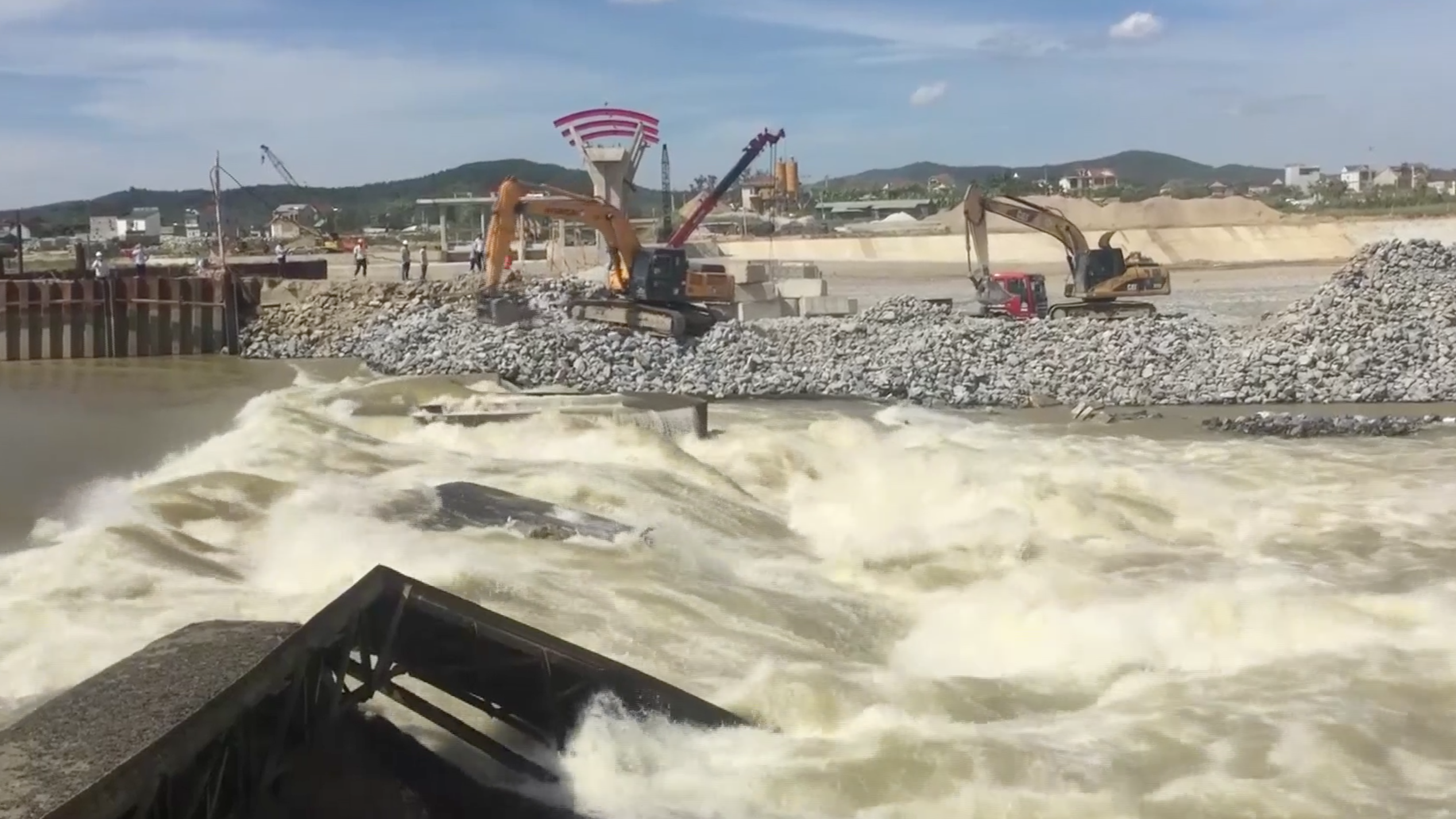 Dam burst disrupts water supply for 7,800 families in north-central Vietnam