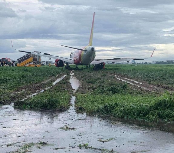 Vietnamese carrier blames rainy weather after plane skids off runway
