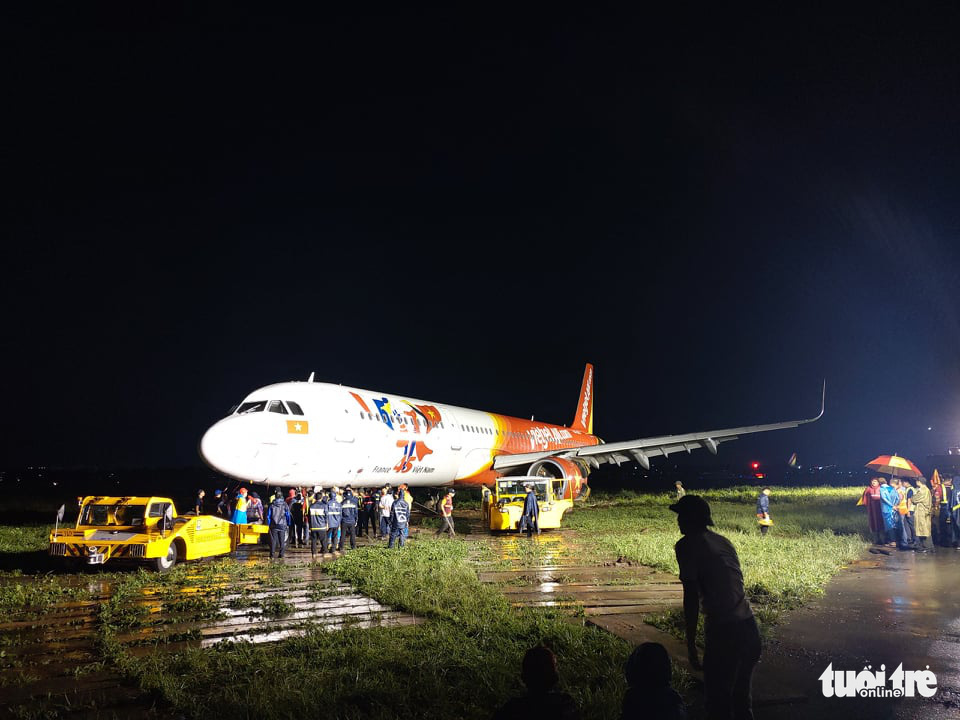 Pilots, crew suspended after plane veers off runway in Ho Chi Minh City