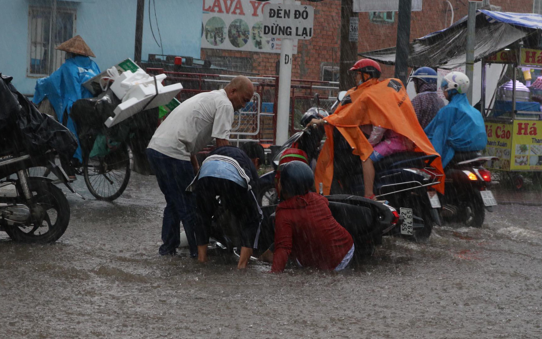 Flooding, congestion torment commuters as downpour batters Ho Chi Minh City