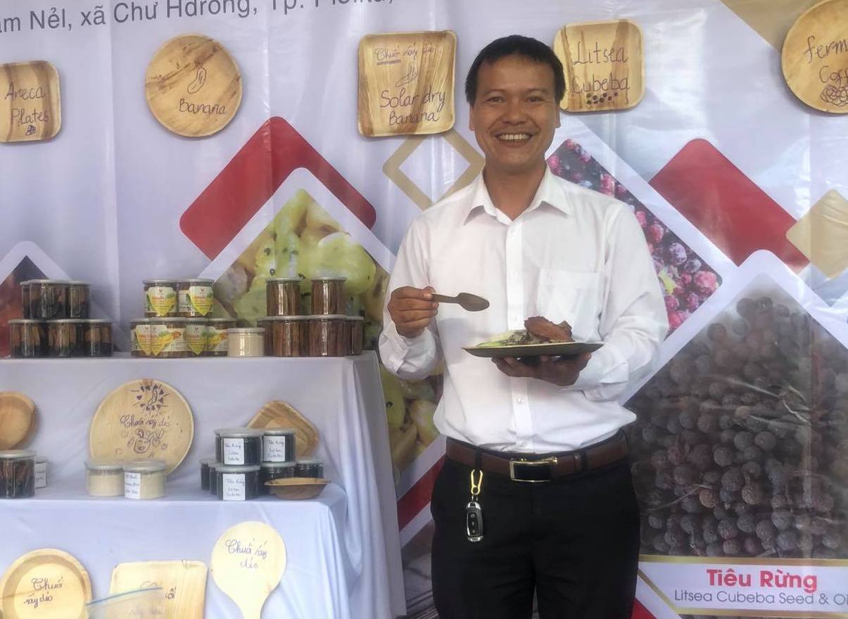 From trash to tableware: Vietnamese man turns areca leaves into plastic alternative