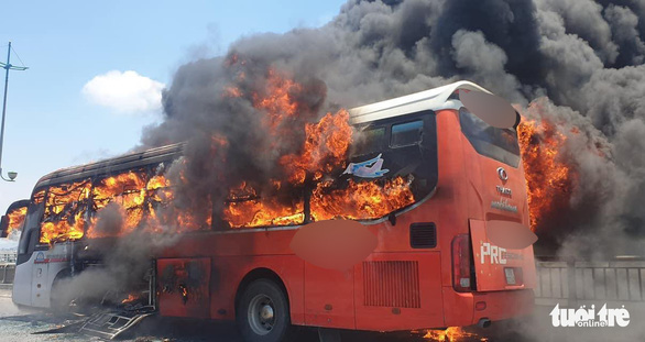 Sleeper bus catches fire on Vietnam highway