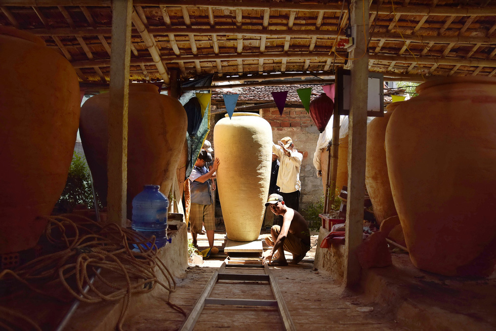 The making of giant pottery at 500-year-old craft village in Vietnam
