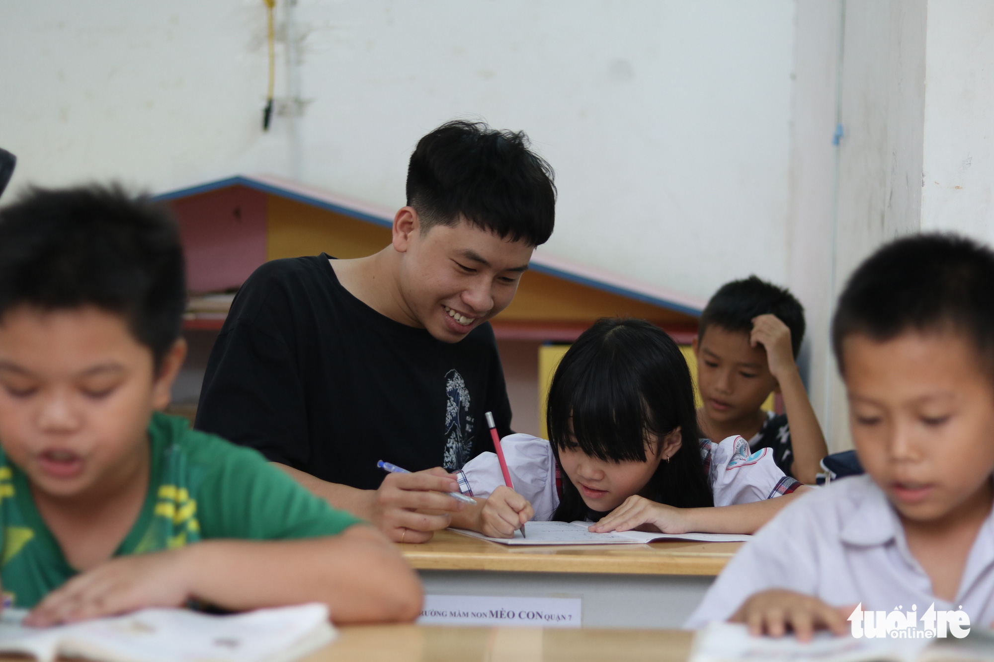 Saigon youth provides free education for underprivileged children