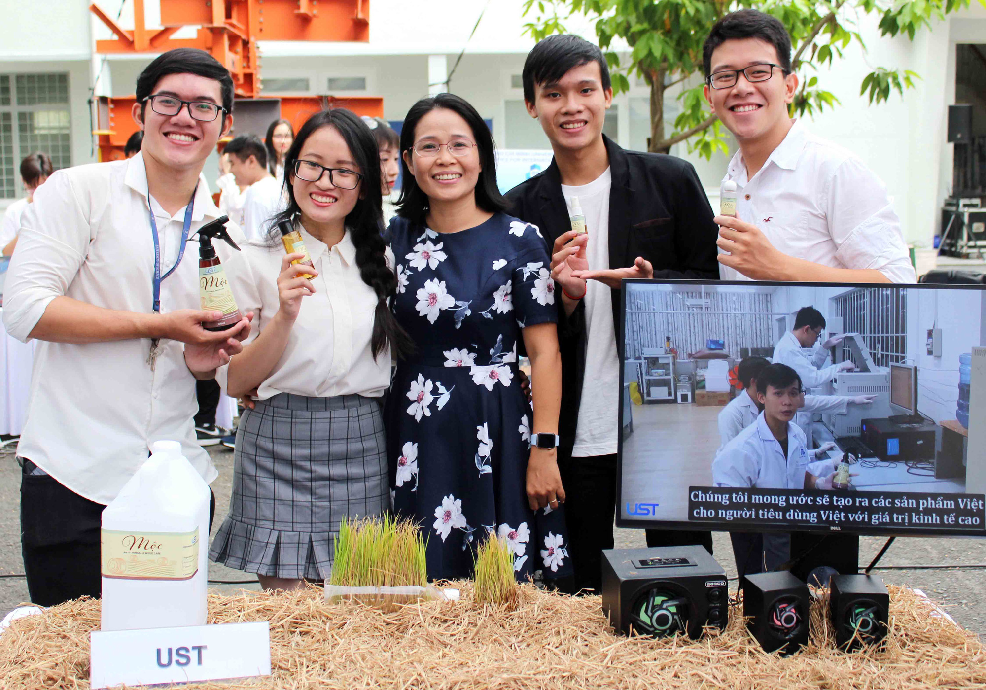 Ho Chi Minh City college students create mold-resistant products from straws