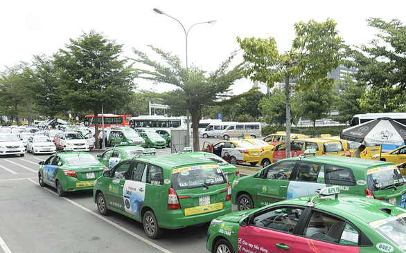 At least 1.6 million service vehicles in Vietnam to don yellow number plates from August 1