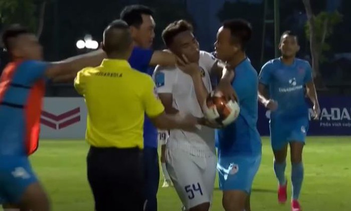 Coach, player suspended for strangling rival during Vietnam football league game
