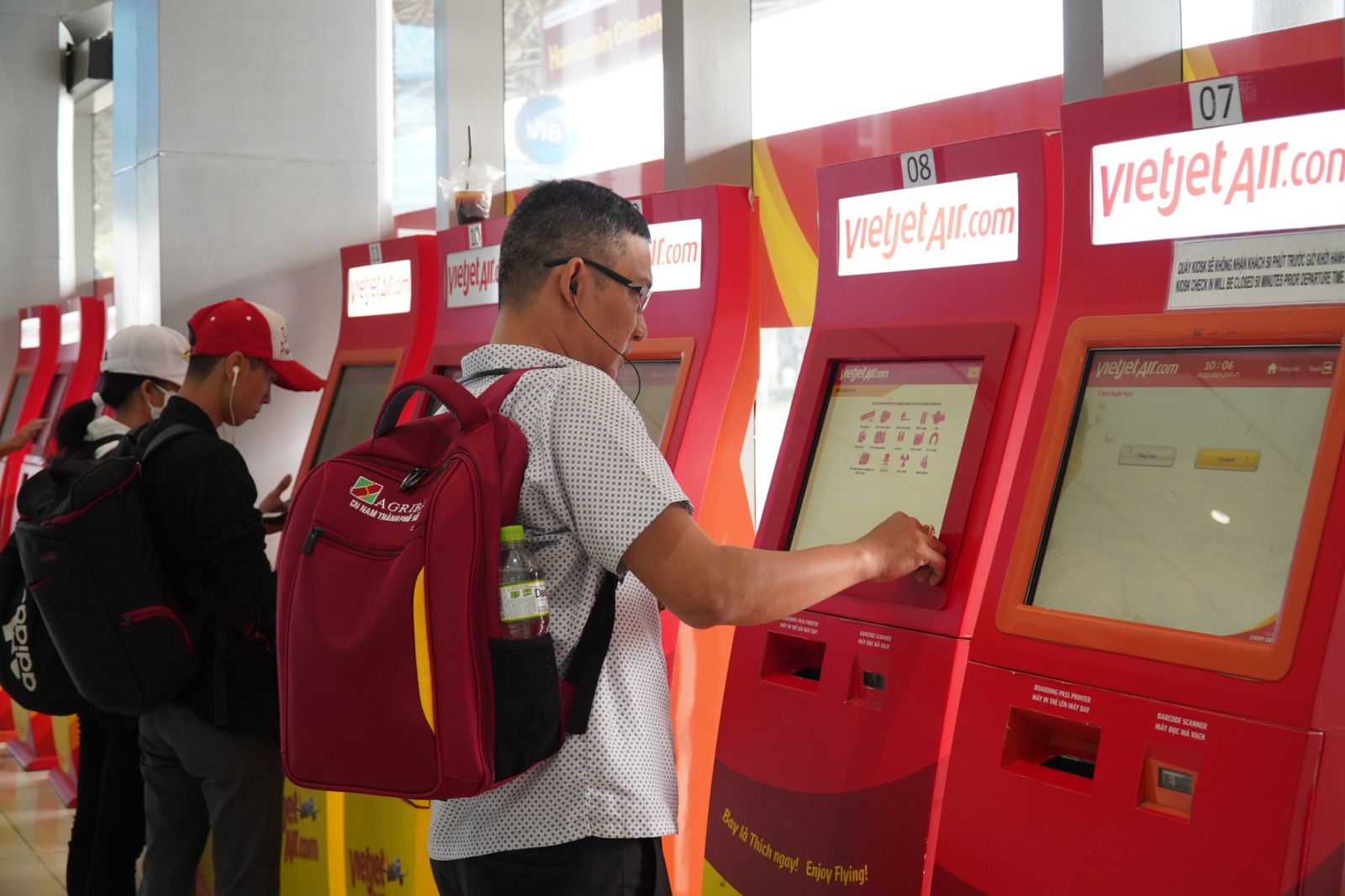 Vietnamese airlines boost online services amid fast-growing trend