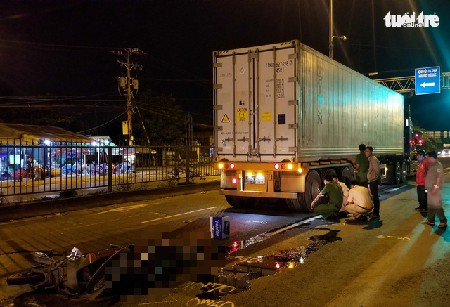 One killed, another critically injured after riding motorbike in automobile lane in Saigon