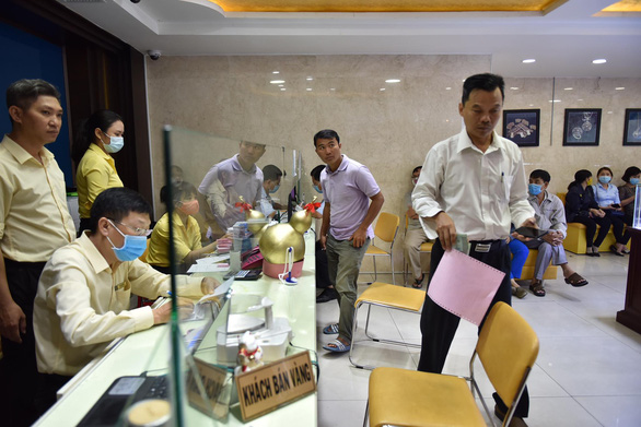 Gold prices continue shattering records in Vietnam