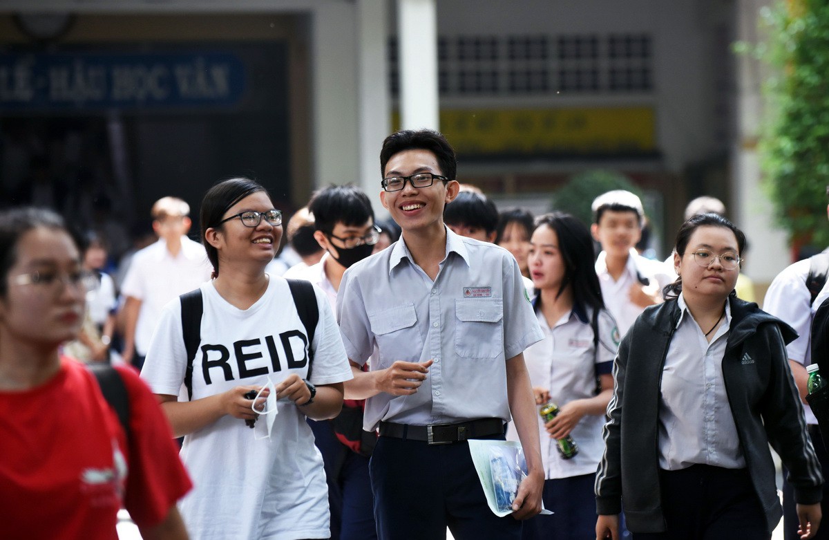 Vietnam to press on with national high school exam despite COVID-19