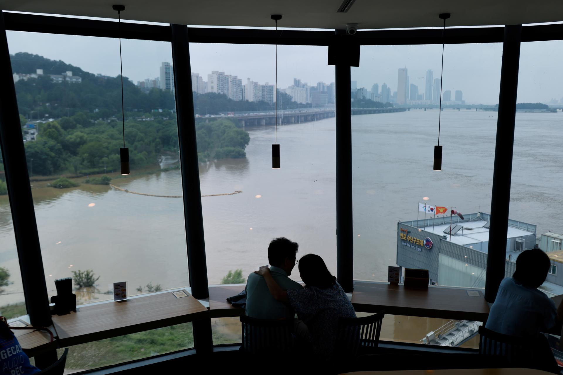 Hundreds of Koreans flee as floods trigger landslides, sweep away cars