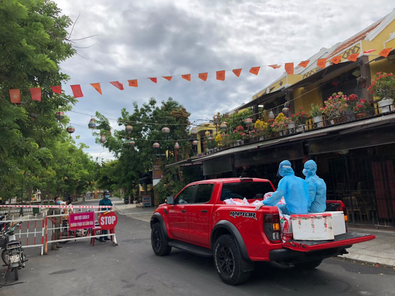 Trucks distribute essentials to Hoi An residents under COVID-19 social distancing rules