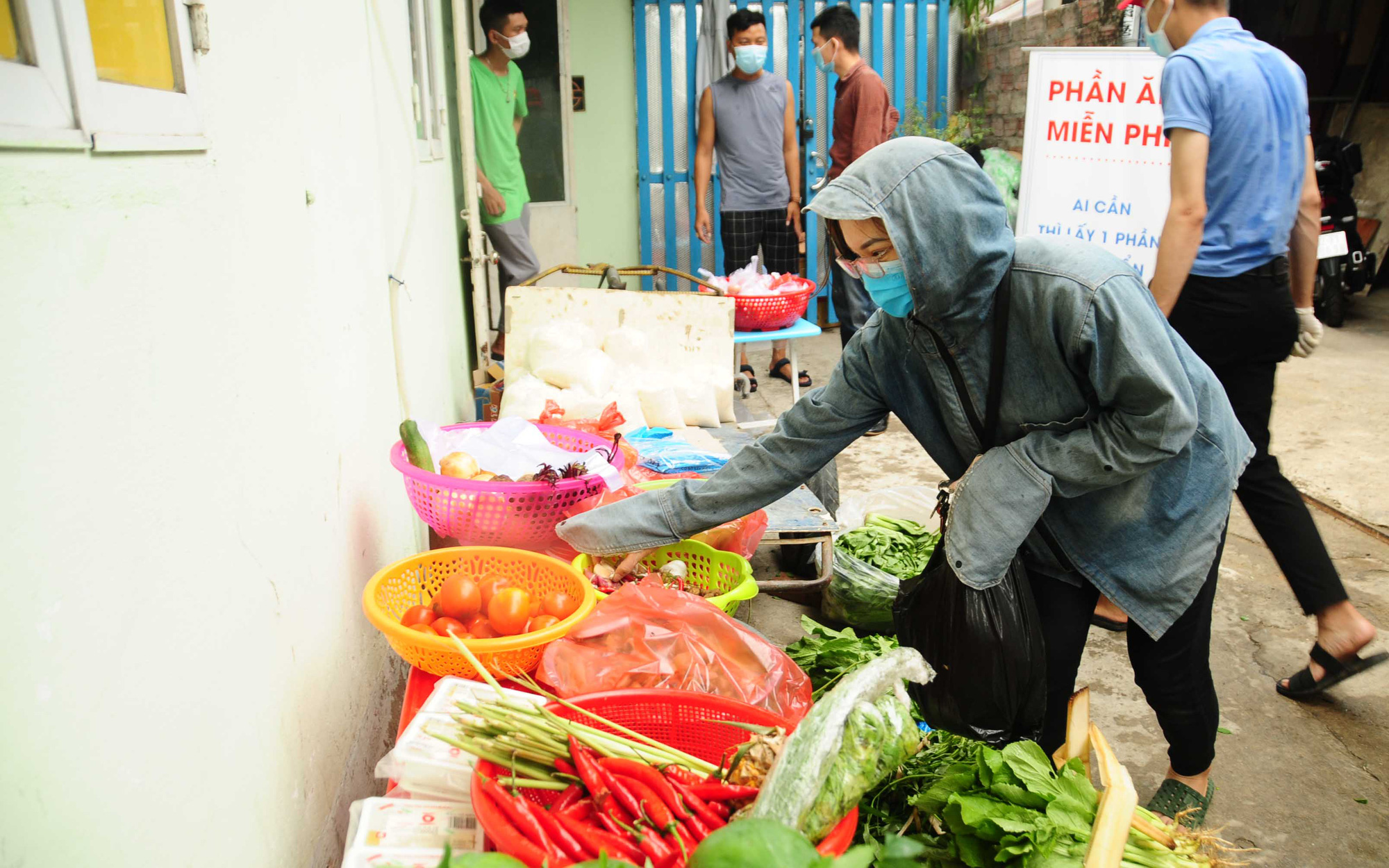 ‘Zero-VND Market’ offers much needed aid for out-of-town students stranded in Da Nang