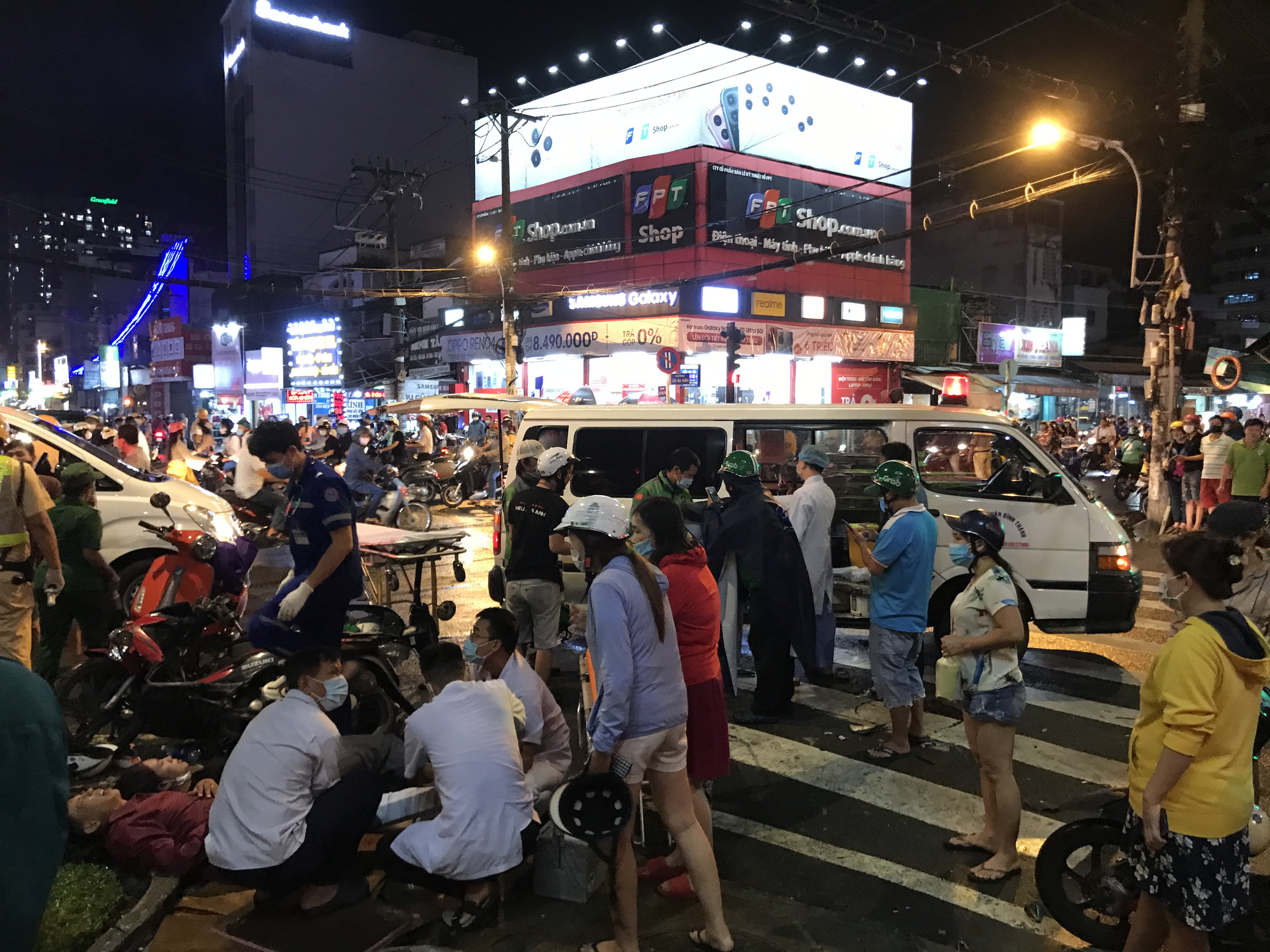 10 injured as car plows into motorbikes at red light in Saigon
