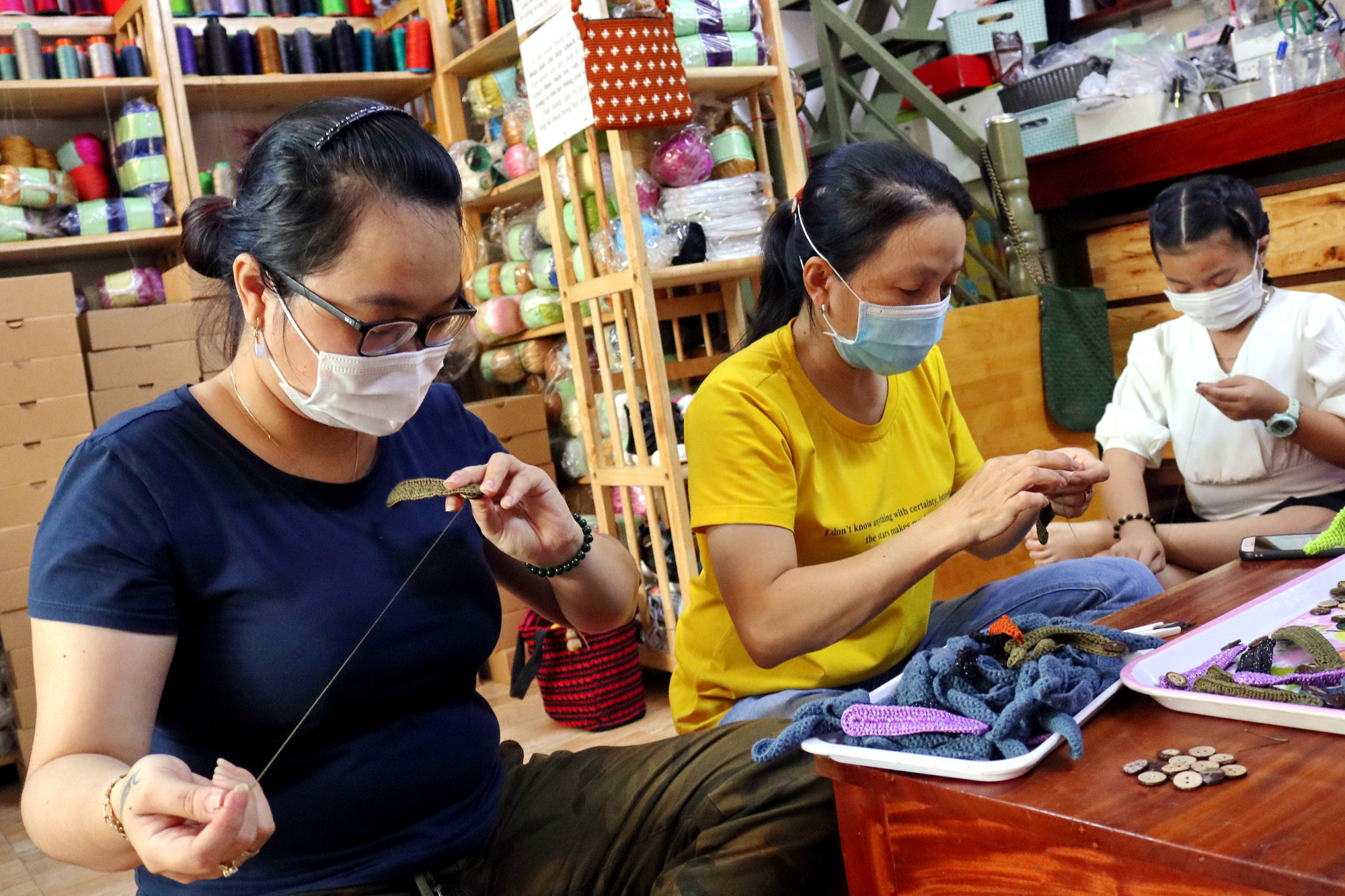 Hand-knitted ‘ear savers’ donated to Vietnam’s COVID-19 frontline workers