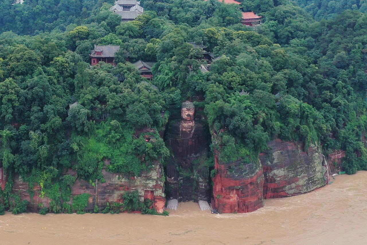 China evacuates 100,000 as floods threaten heritage site