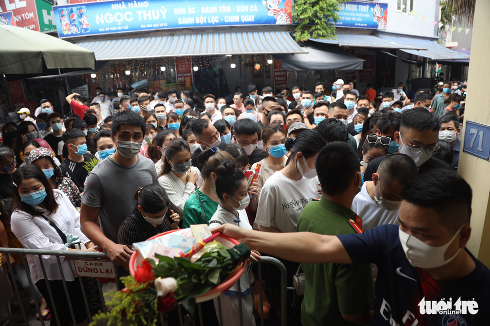 Hanoi closes temple after droves worship amid stay-at-home appeal