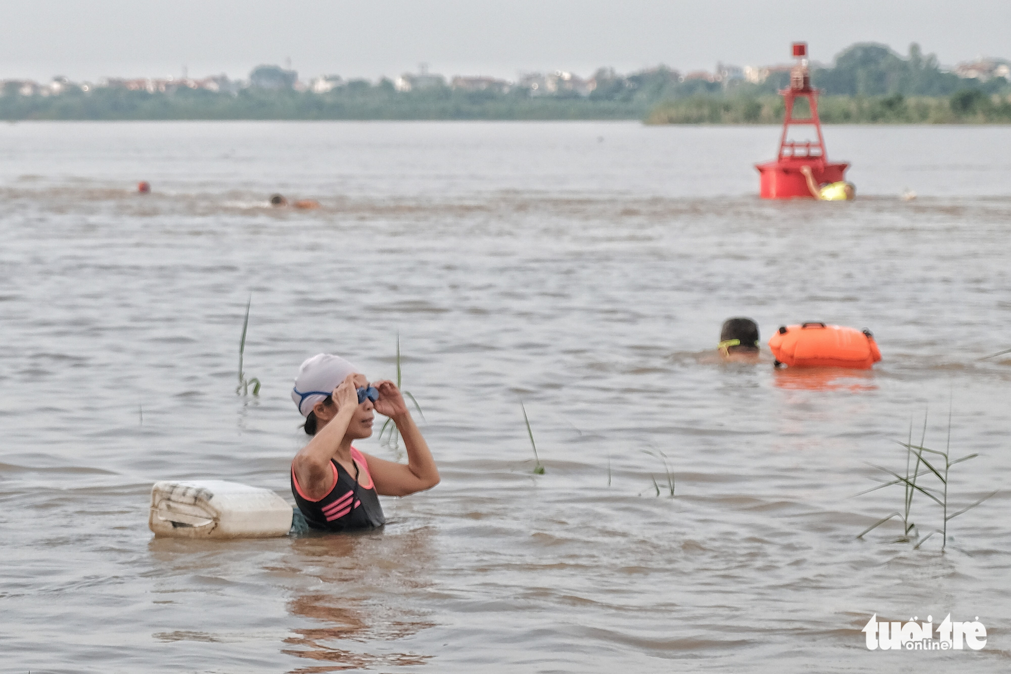 Hanoi residents swim in Red River despite rising water