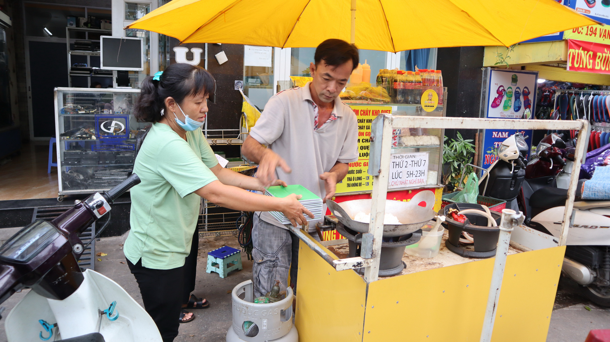 Deaf-mute couple runs street food stall in Saigon with smiles, sign language