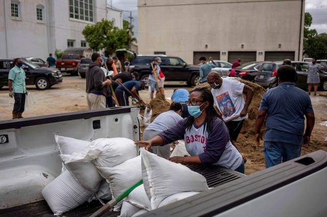 Pandemic stresses massive Hurricane Laura evacuations in Texas, Louisiana