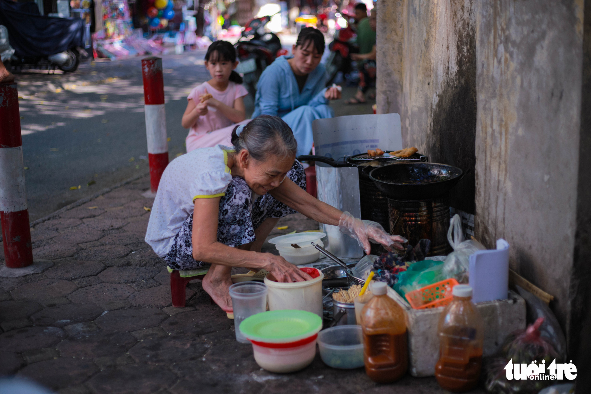 Grab a roll from Hanoi’s famous 80-year-old 'hunchbacked lady'