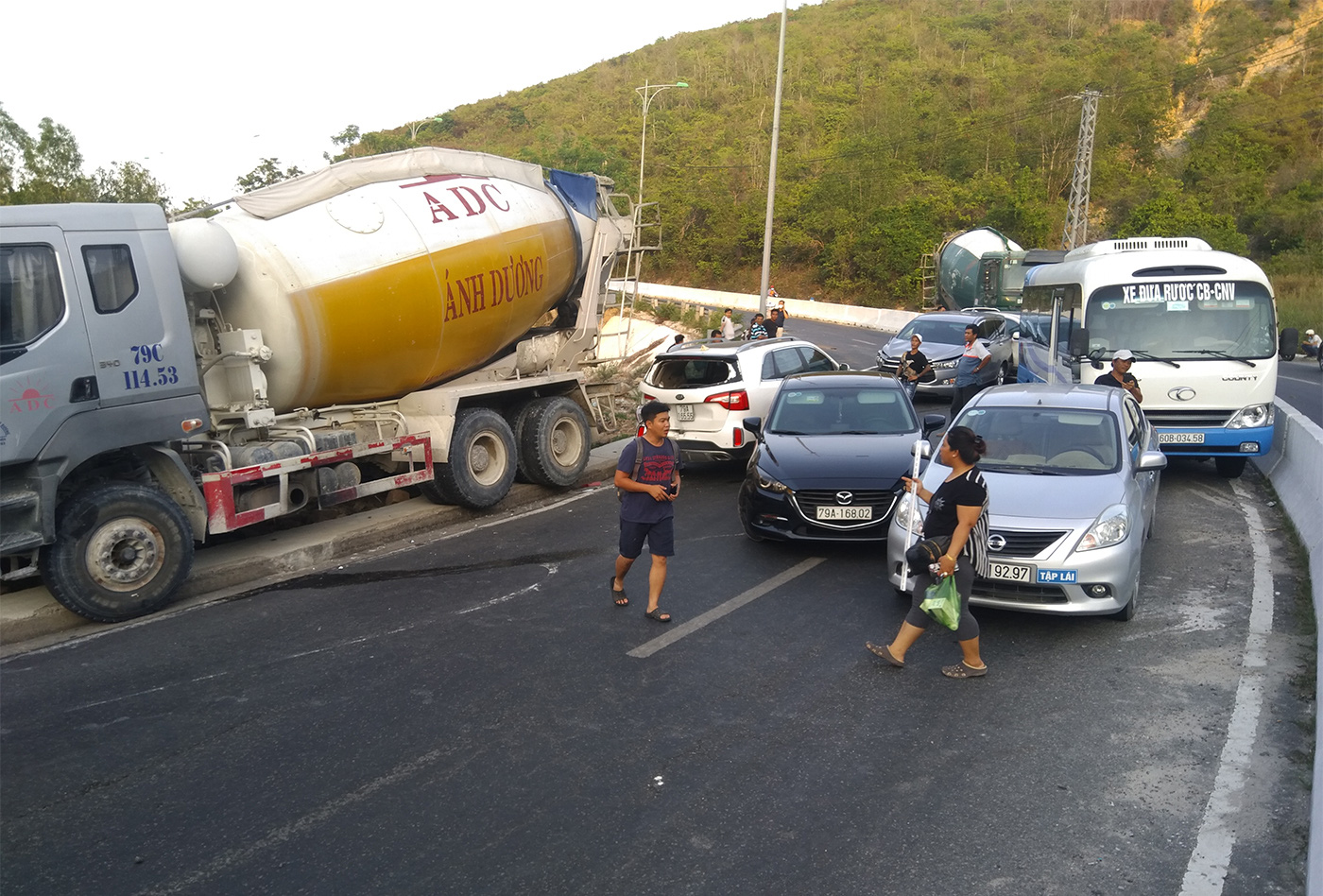Pile-up on mountain pass after van crashes into median strip in Nha Trang