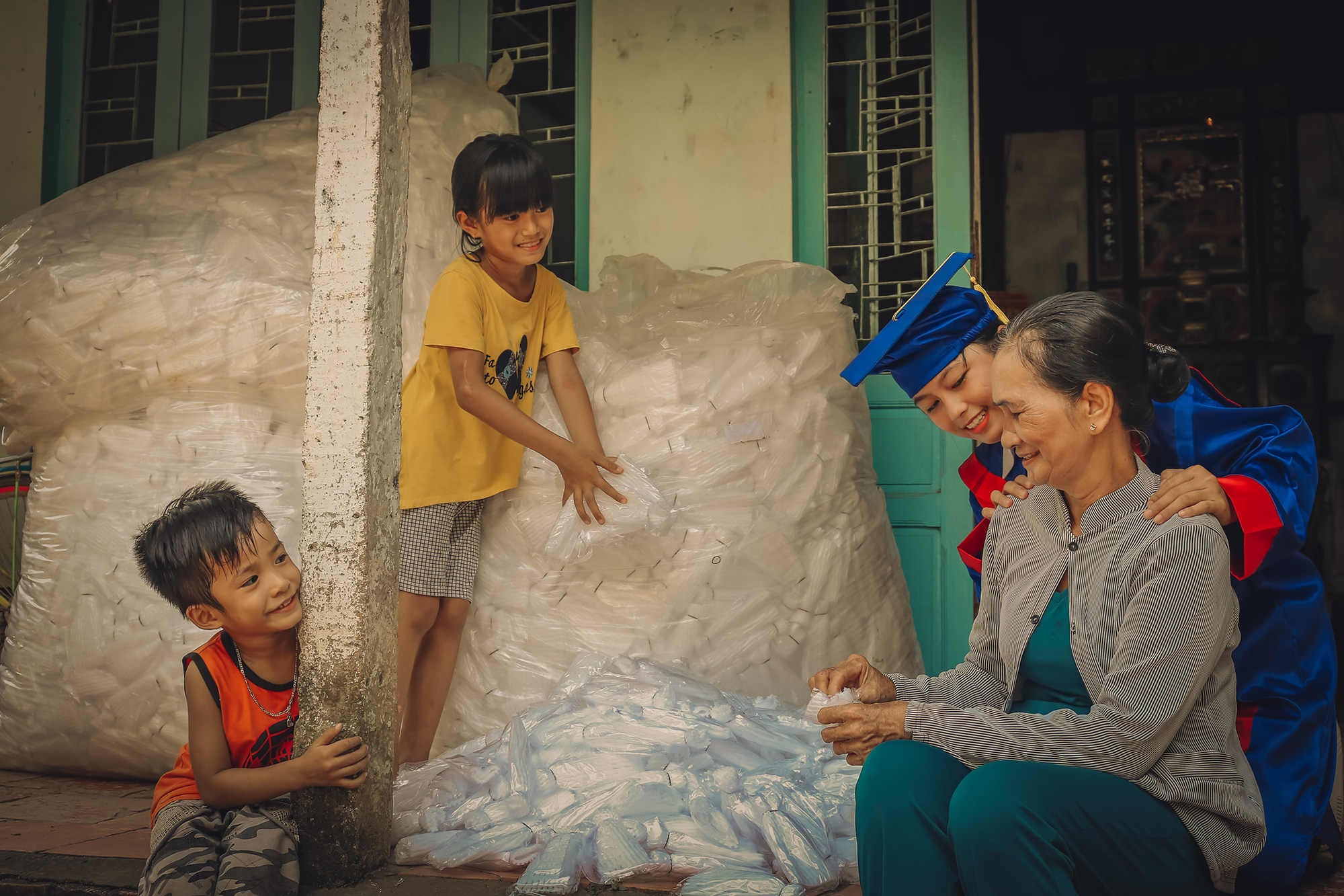 Yearbook photos celebrate poor Vietnameses parents’ devotion to their children’s education