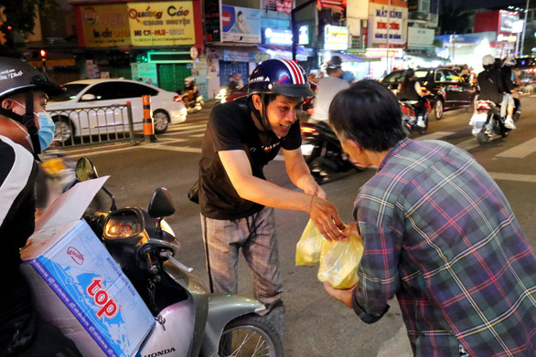 Young people give free meals to the less fortunate in Saigon