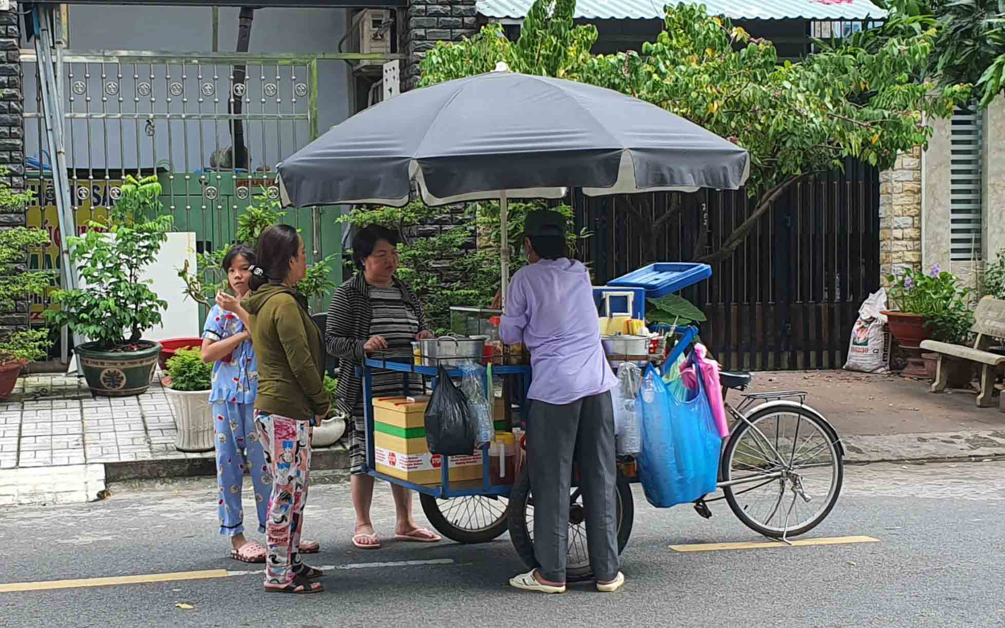 Saigon peddlers face tough times in pandemic-hit economy