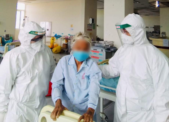Vietnam's oldest COVID-19 patient discharged as last medical teams leave Da Nang