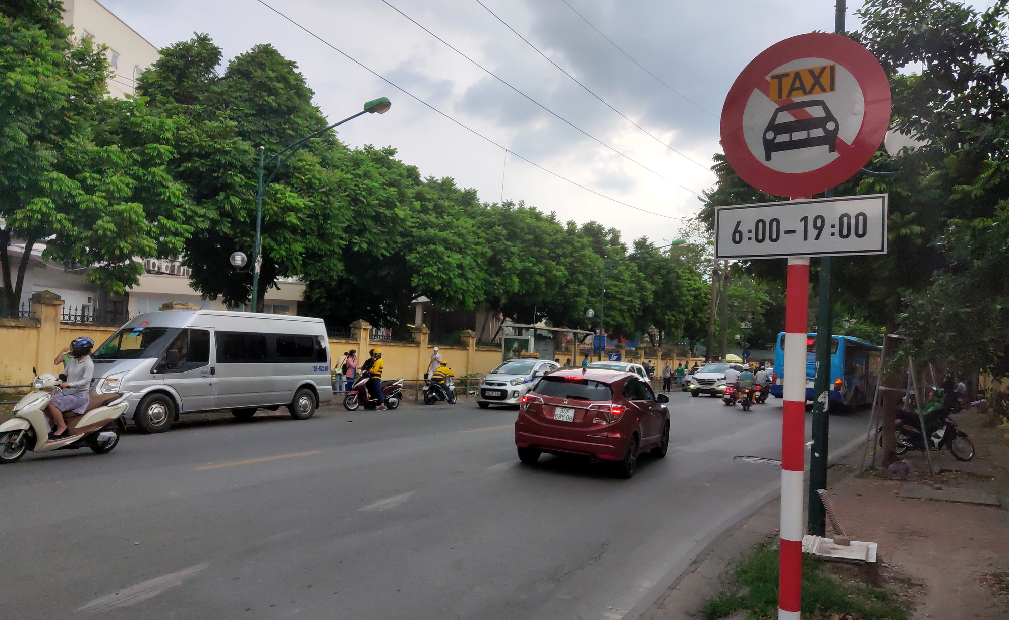 Hanoi restricts taxis, contract vehicles on ten roads