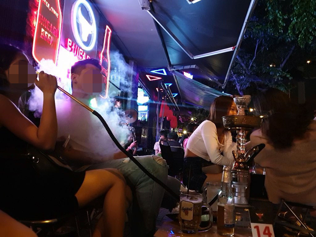 Beer joints steal sidewalks, cause noise pollution on Saigon avenue
