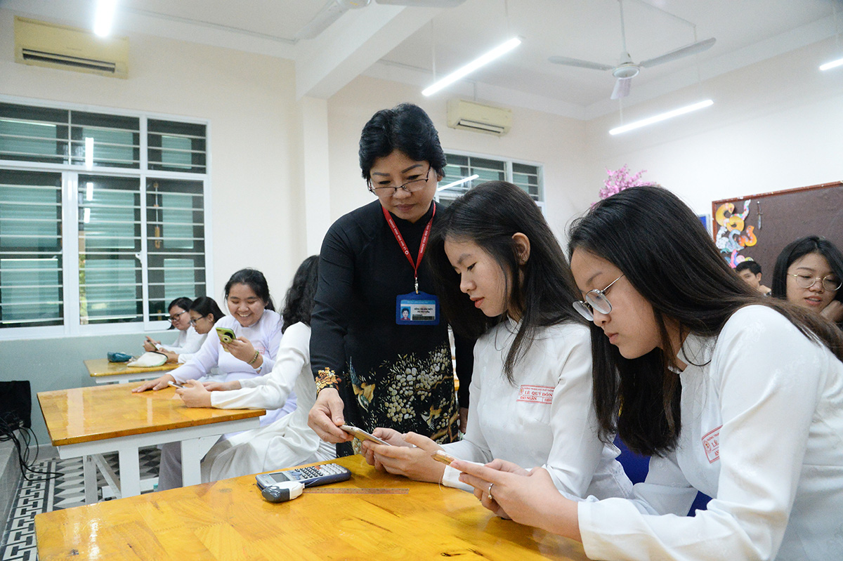 Vietnam to allow classroom phone use from middle school