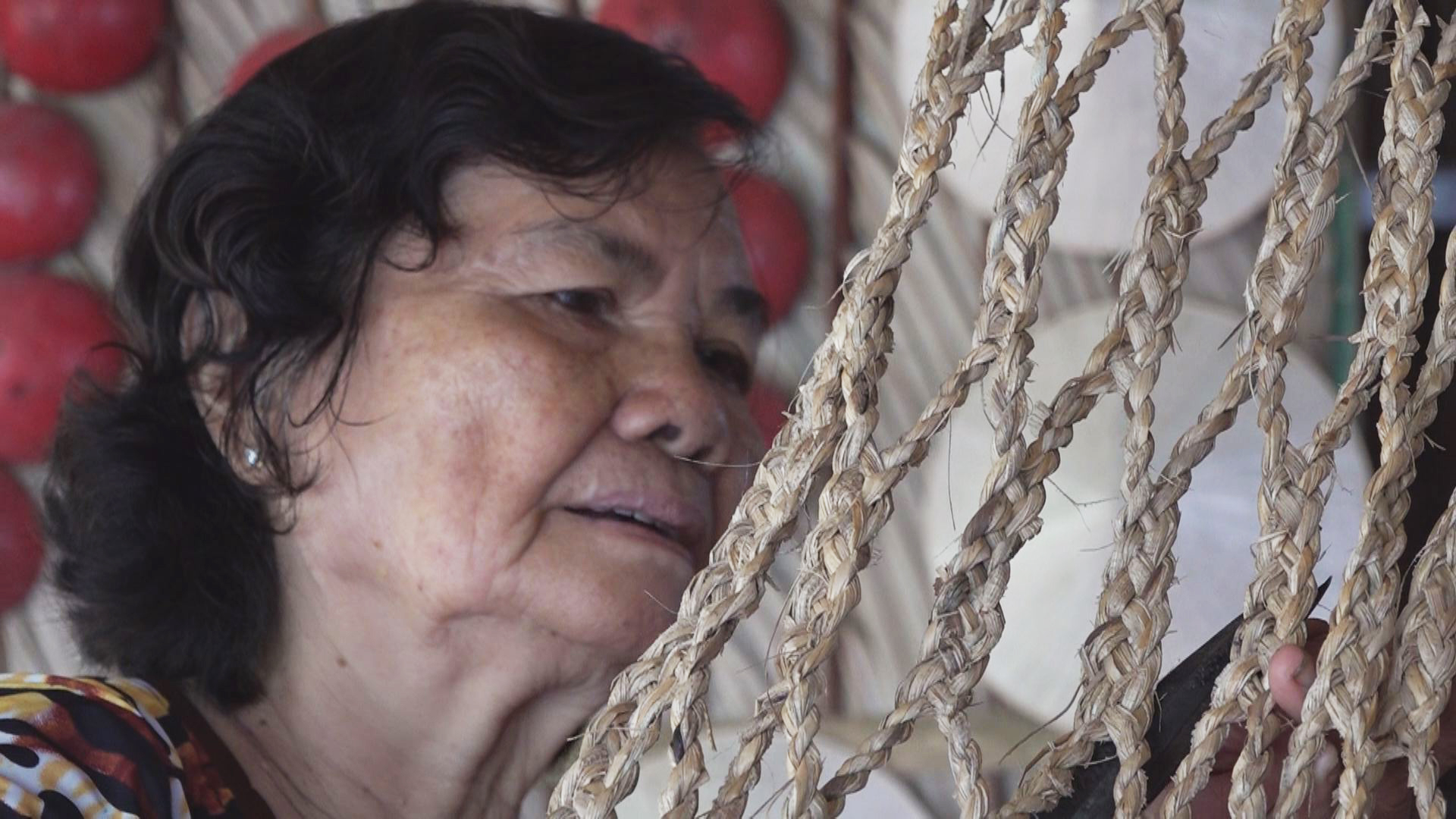 Woman spends 50 years fashioning hammocks from dried banana leaves in Vietnam