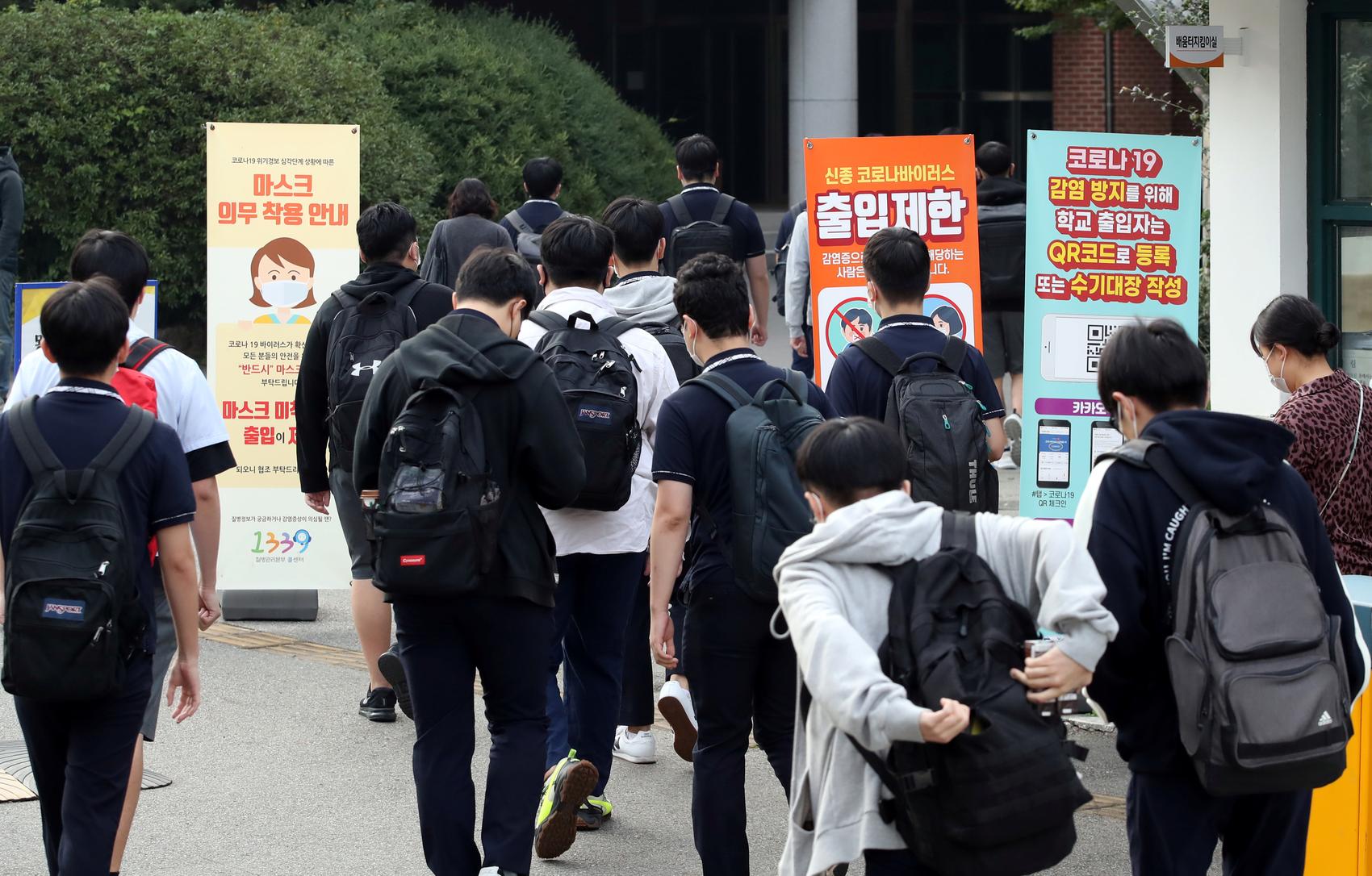 Seoul schools resume in-person classes as South Korea coronavirus cases dip