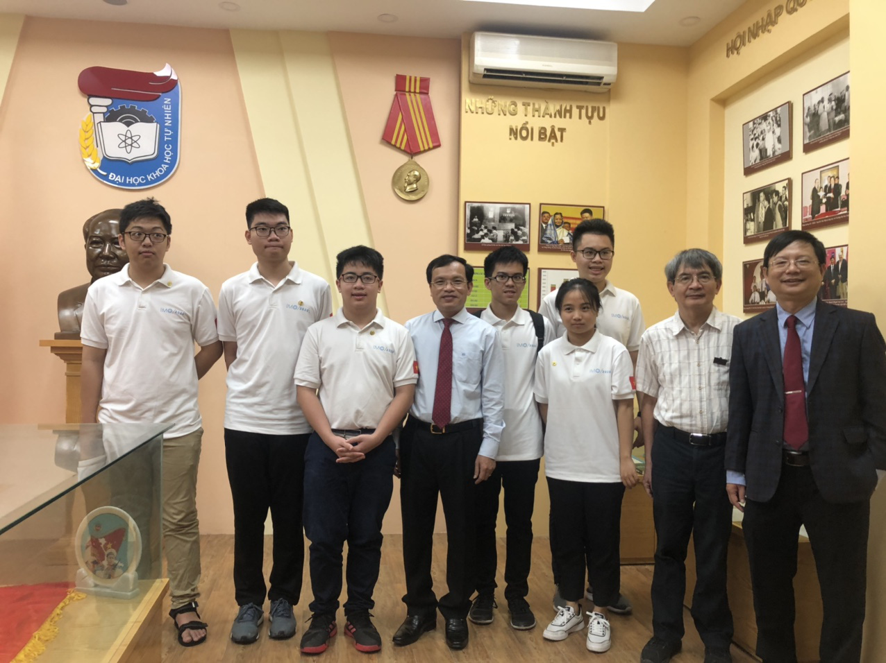 Vietnamese team wins 2 gold medals at Int'l Mathematical Olympiad 2020