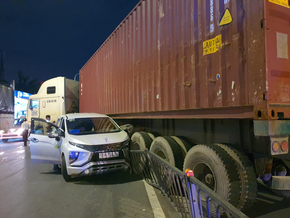 Tractor-trailer slams into road divider in Ho Chi Minh City