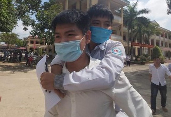 Vietnamese student carrying friend piggyback in decade gets free admission to university