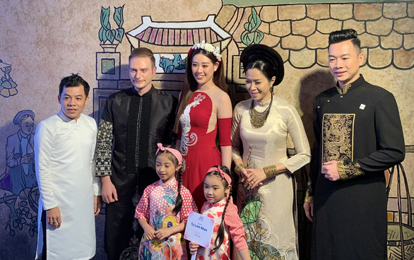 Cultural event helps revive ao dai for men, Videos