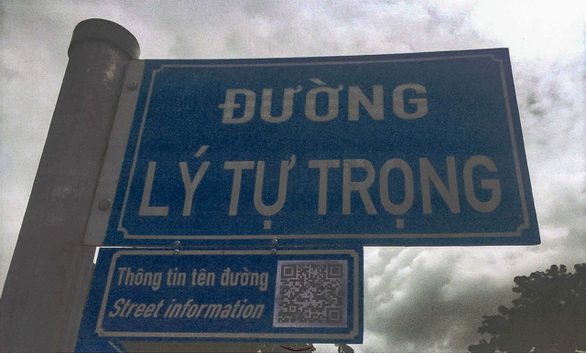 Ho Chi Minh City introduces QR readers under street name signs