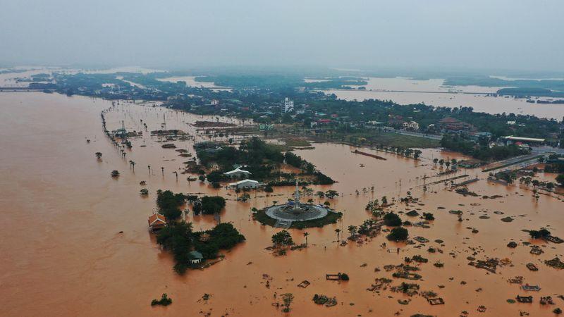Bad weather hampers Vietnam's search for victims of landslide