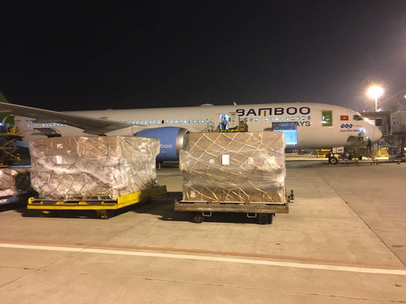 Vietnamese air carriers provide free transport of flood aid supplies to central Vietnam