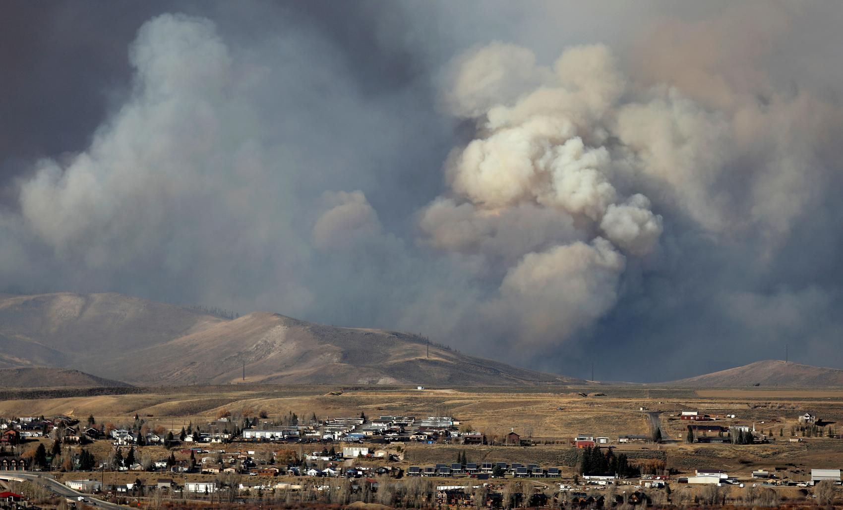 Colorado wildfire jumps U.S. Continental Divide, threatens mountain towns