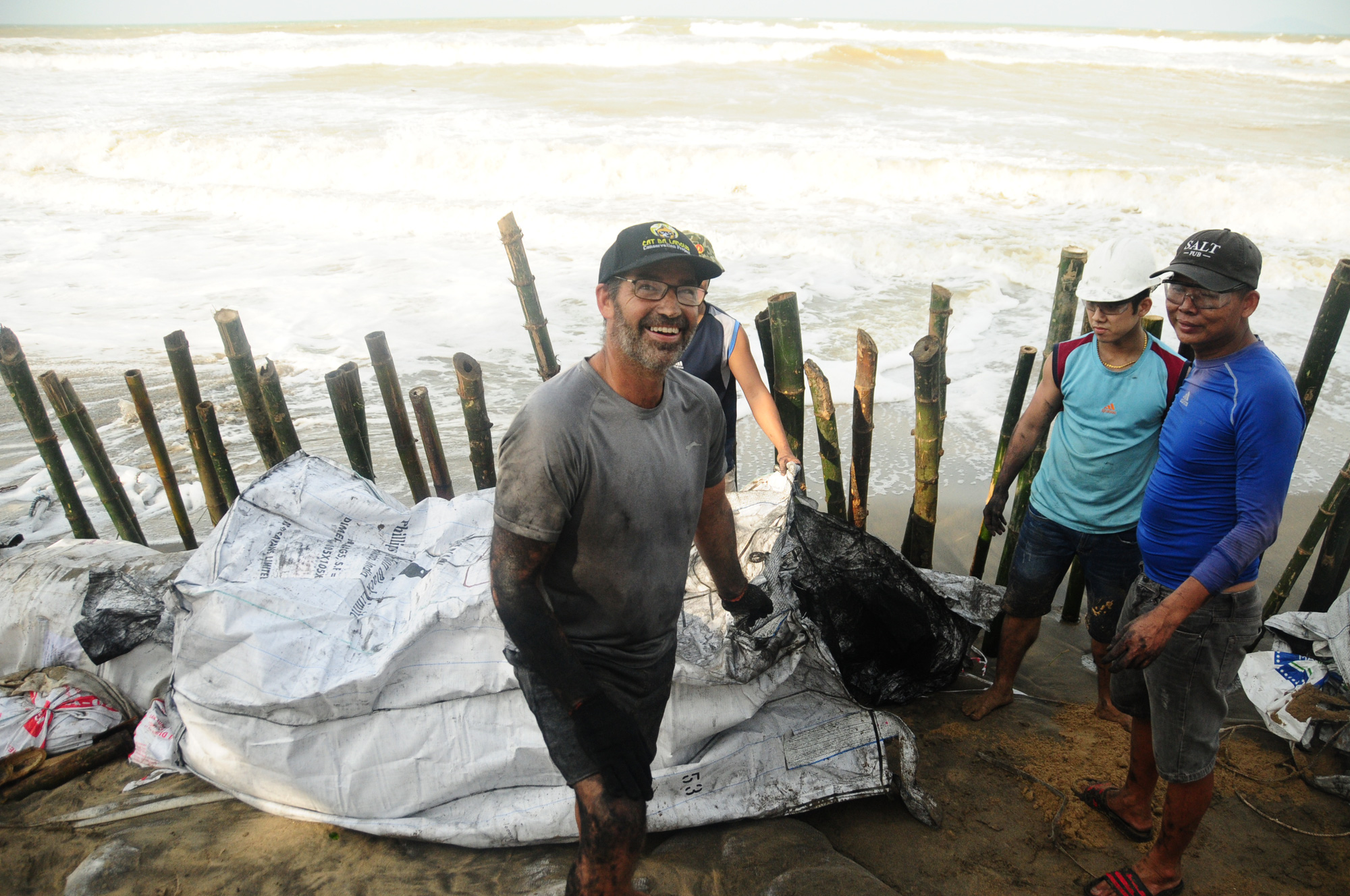 Foreigners help protect beach from extreme waves in Hoi An
