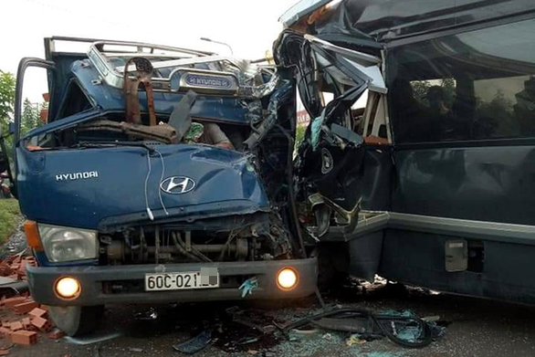 Driver killed in minibus-truck head-on collision in Vietnam