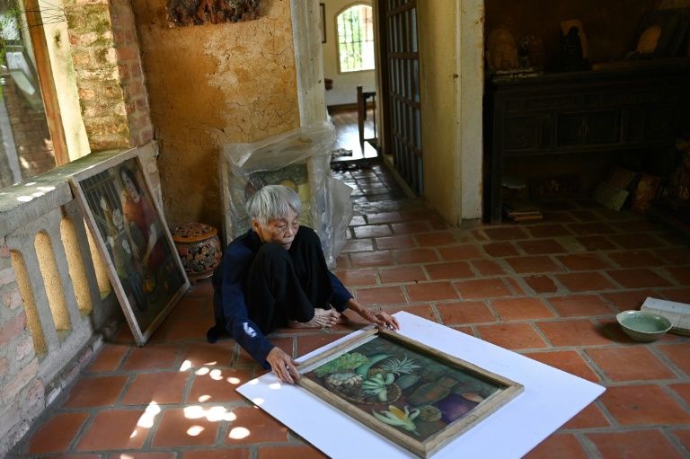 'Pioneer' octogenarian Vietnamese artist gets first solo exhibit