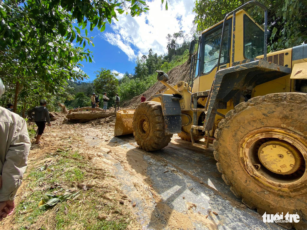 Landslides kill 8, bury 45 in central Vietnam